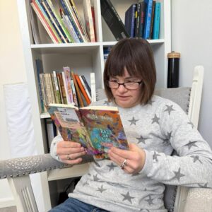 Šlamprla čita knjigu i radi glinu 1