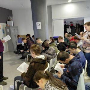 Šlamprla čita knjigu i radi glinu 10