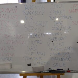 Šlamprla čita knjigu i radi glinu 11