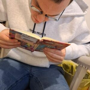 Šlamprla čita knjigu i radi glinu 2