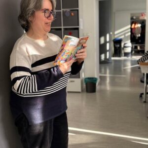 Šlamprla čita knjigu i radi glinu 3