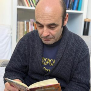 Šlamprla čita knjigu i radi glinu 4