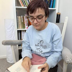 Šlamprla čita knjigu i radi glinu 5