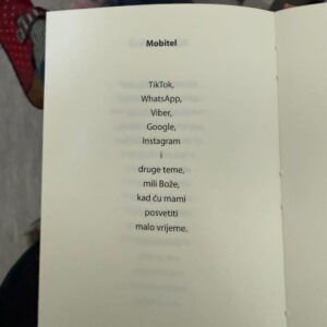 Šlamprla čita knjigu i radi glinu 6