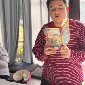 Šlamprla čita knjigu i radi glinu 7