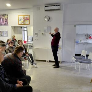 Šlamprla čita knjigu i radi glinu 8