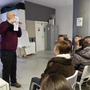 Šlamprla čita knjigu i radi glinu 9