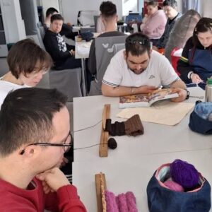 Šlamprla čita knjigu i radi glinu