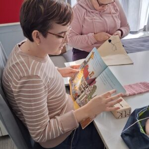 Šlamprla čita knjigu i radi glinu1