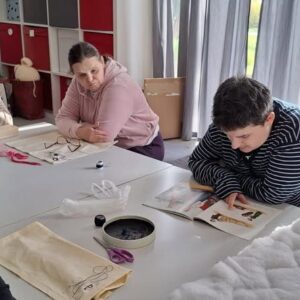 Šlamprla čita knjigu i radi glinu2